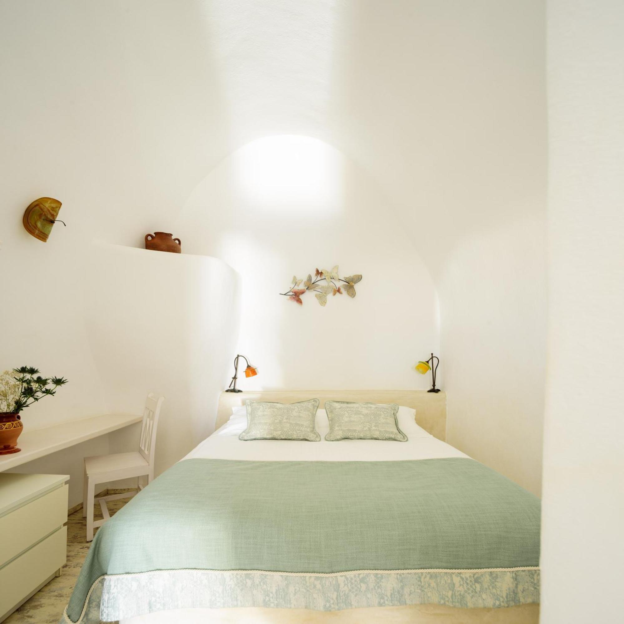 Family Suite with Private Whirlpool & Caldera View,1742699117:JPEG